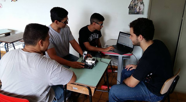 Alunos do projeto de ensino de lógica de programação